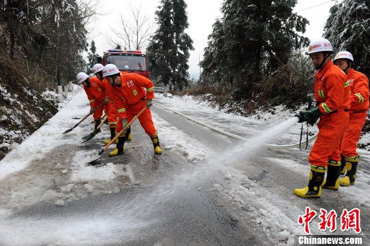 1月10日上午，广西桂林市资源县消防大队官兵来到资源通往龙胜的积冰较厚路段开展除冰扫雪行动，全力确保民众的出行安全。中新社发 宋磊 摄