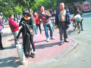 保时捷少女救人网络爆红 吴倩影海量生活