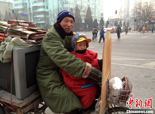 北京:收废品的父亲用三轮车接孩子回家(图)