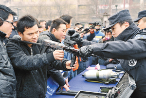 特警防暴枪我来教你握(图)