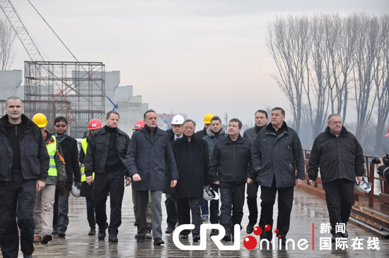 塞总理达契奇（右四）在驻塞大使张万学的陪同下视察大桥施工现场