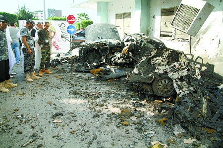 资料图：2012年8月19日在利比亚首都的黎波里发生的汽车炸弹爆炸现场。 新华社发