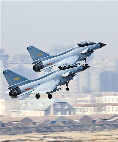 军报:我数架歼10从华北某机场奔向指定空域(图)