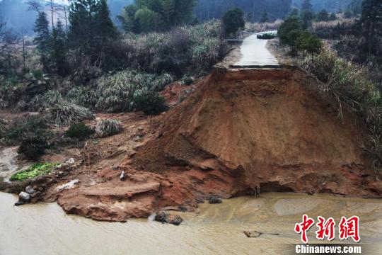 洪水冲垮猜一成语_洪水冲垮房屋图片(2)