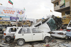 奎达发生爆炸后的车辆残骸