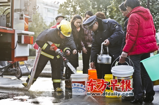 昨日，松江区泖港镇，由于水体污染后当地水厂停水，上海消防出动多辆消防车为当地居民送水。