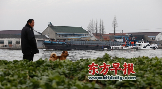 昨日，金张路7135号某码头，嫌疑漕运船舶被扣留检查。船舶周围已被围上污染物阻拦、吸附围栏，并由海事部门船舶来回巡视监控。