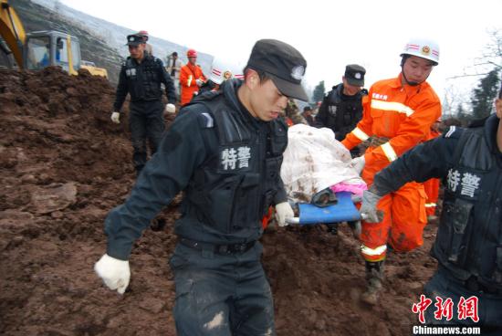 直击云南镇雄山体滑坡现场：破碎的村庄