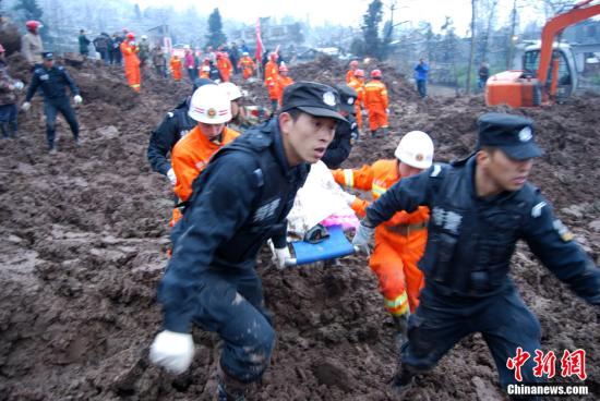 直击云南镇雄山体滑坡现场：破碎的村庄