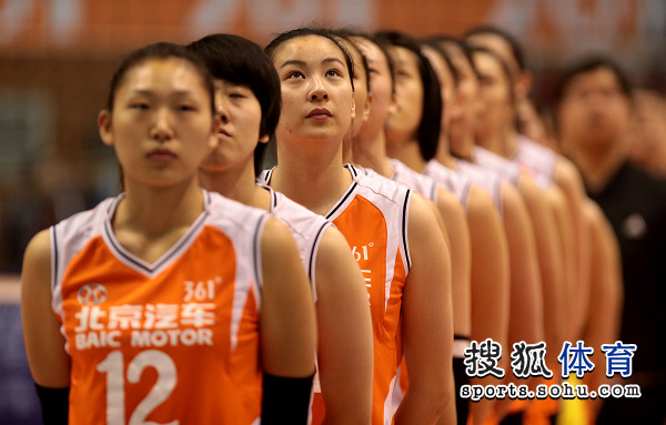 图文:女排半决赛I北京3-1天津 张歌看国旗