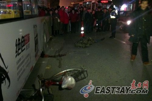 今天傍晚6点不到，上海普陀区万镇路清峪路路口发生一起公交车碾压自行车的事故。