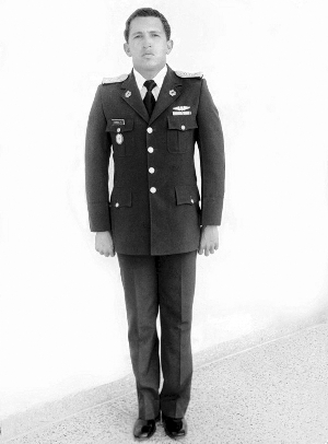 1982年，查韦斯在被授予中校军衔前拍照