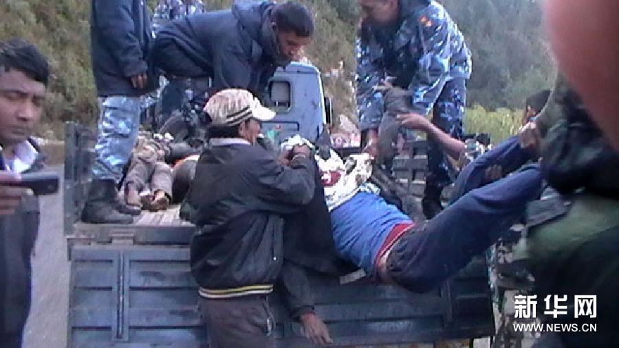 尼泊尔客车坠崖至少30人死亡(图)