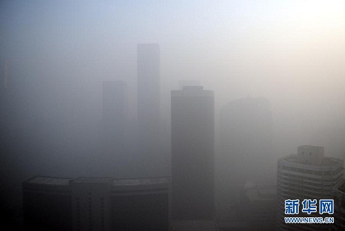 1月12日下午三点半左右，北京东三环CBD周边的建筑笼罩在浓雾中。新华社记者 罗晓光摄