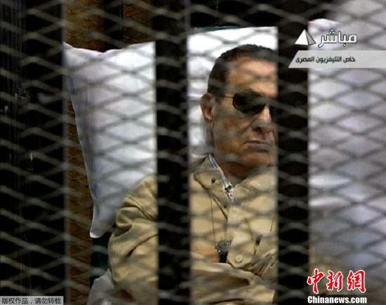 埃及法院6月2日对前总统穆巴拉克被控下令武力镇压示威者案做出判决。大法官艾哈迈德里法特Ahmed Rifaat宣布，穆巴拉克被判终身监禁。图为穆巴拉克在庭审现场。（视频截图）
