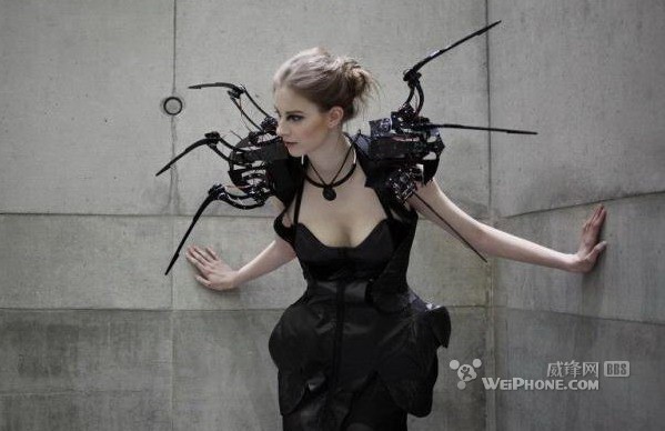 另类独特的科技美学?机械蜘蛛连衣裙(组图)