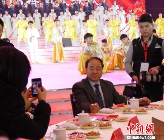 1月13日，莫言在北京出席中国文学艺术界2013春节大联欢。中新社发 蒋涛 摄
