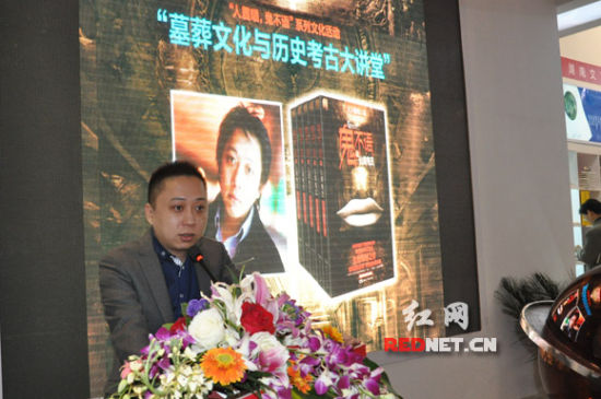 较之《鬼吹灯》时,如今的天下霸唱更有学者范,谈得更多的是墓葬文化、考古与傩教。