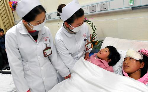 1月13日，护士到病房察看安庆端母女身体恢复情况。新华社记者 陈海宁 摄