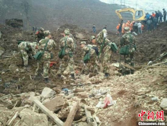 1月11日，云南省镇雄县果珠乡高坡村赵家沟村民组发生一起山体滑坡灾害事故，目前，已造成18人遇难、2人受伤。图为滑坡现场。吴如志 摄
