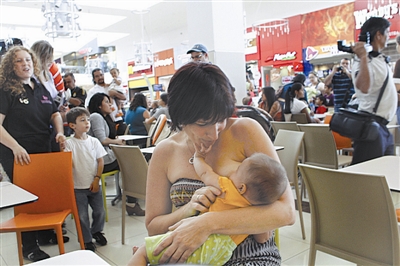 当日,许多年轻母亲在这里举行"母乳喂奶"活动,以维护妇女在公共场合给