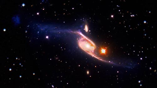 这张NGC 6872星系图像是结合欧洲南方天文台甚大望远镜可见光观测数据、GALEX探测器远紫外线观测数据和斯皮策望远镜红外线观测数据处理合成的