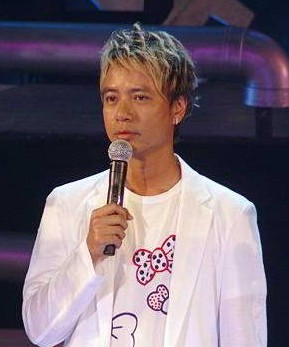 歌手李克勤上海开唱出意外 看台失火无人受伤