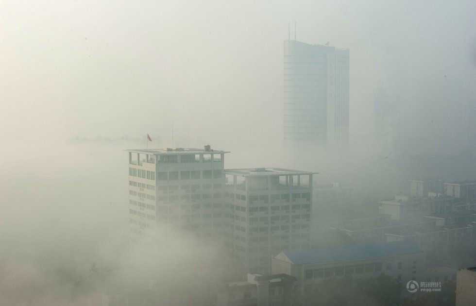 持续雾霾 武汉现"都市云海"(高清图)