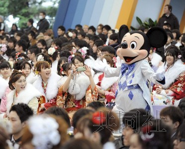 东京迪士尼乐园雨雪中举行成人仪式