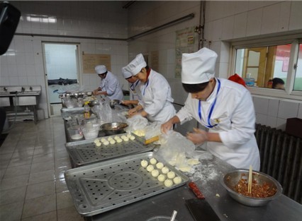 北京举办第一届幼儿园食堂营养餐制作技能比赛