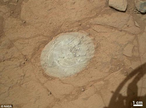美国宇航局好奇号火星车使用除尘工具清理的一小块火星表面