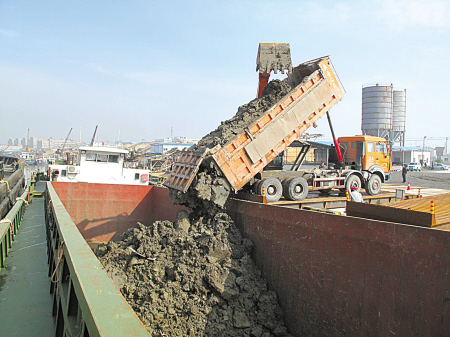 鄞州首座建筑渣土吸纳码头在奉化江畔启用(图)