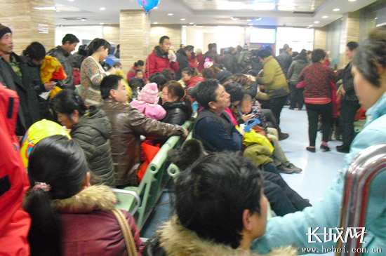 河北省儿童医院走廊上挤满了上百位前来就诊