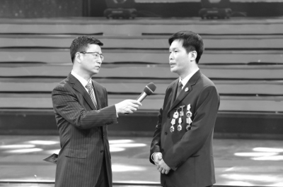 颁奖晚会现场,韩火青接受央视著名主持人白岩松采访