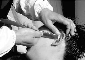 杭州良渚文化村社区有个36年老手艺的剃头师傅(组图)