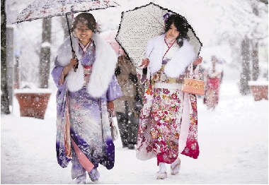 日本:雪中举行成人礼(图)