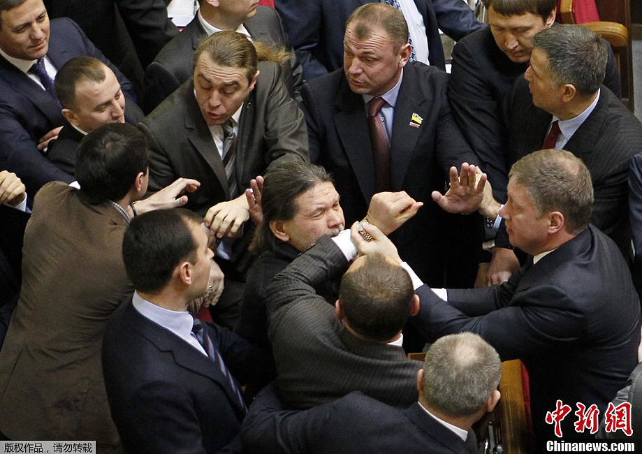 乌克兰议会选举引发肢体冲突(组图)