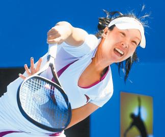 1月14日，川妹子郑洁在澳网首轮比赛中大力回球。《全体育》供图