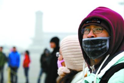 戴口罩的游客在天安门广场
