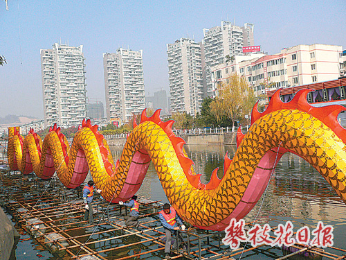 1月10日,记者从仁和区城管局获悉,仁和区首次举办的大型灯会将于1月20日亮灯,目前施工人员正在加紧施工。