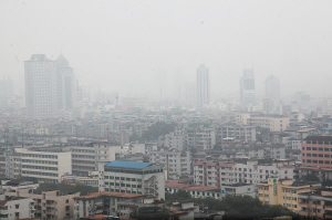 13日，南宁市区雾气较大。本报记者 何学俏/摄