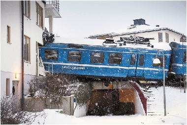 这是1月15日在瑞典萨尔特舍巴登拍摄的脱轨火车撞入民宅事故现场。当日，一名清洁工人将该列火车偷偷开走，途中列车脱轨撞入一栋民宅。 新华社发