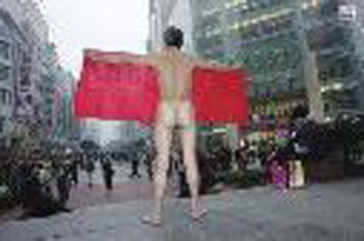 2005年11月27日，为了给瘫痪的儿子讨回血汗钱，一名五旬男子在重庆解放碑闹市裸体讨薪。