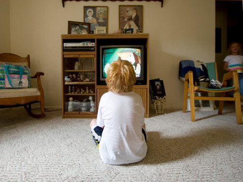 调查称五成用户看电视兼玩手机 广告效果打折