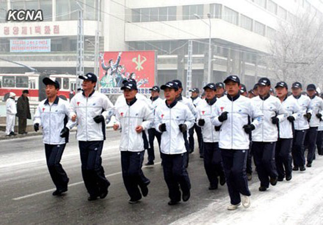 朝鲜举行2013年“体育日”集体长跑活动高清组图