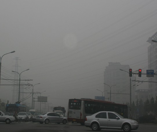 北京空气污染指数爆表 网友:牵你手却看不见你
