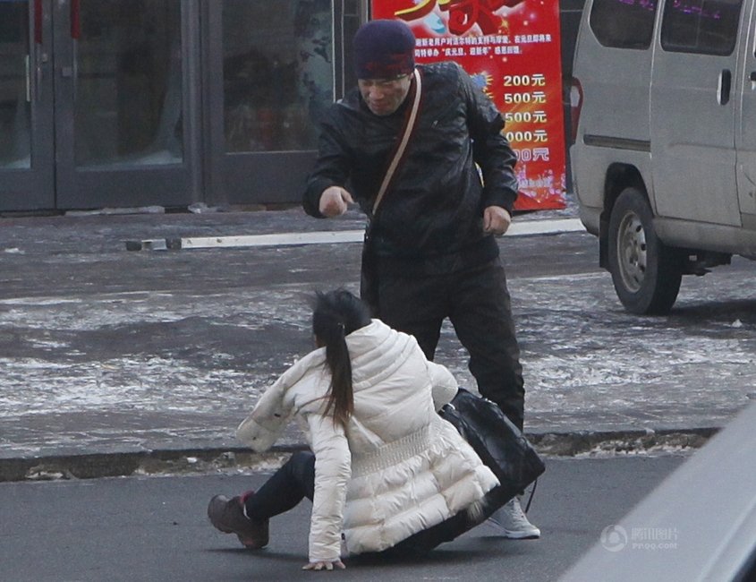 长春妙龄女子街头遭人暴打 路人无人施救(图)