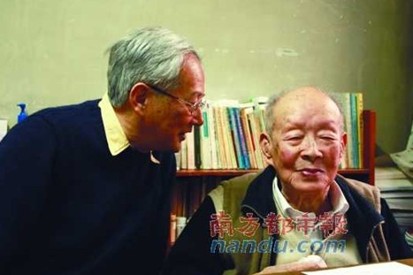 2012年1月15日,北京,周有光与儿子周晓平.c fp供图