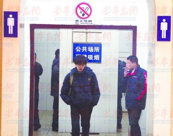 1月16日,青岛火车站候车大厅的卫生间内,乘客叫苦连天,纷纷表示厕所内烟味难闻。 记者来到候车大厅卫生间门口,男厕所里雾蒙蒙一片,远远地就能闻到一股很重的烟味。卫生间内外的地面上和墙上都有公共场所严禁吸烟提醒,男卫生间内烟雾缭绕,一位小伙干脆站在指示牌下大口品烟。几位刚从厕所出来的烟客说:烟瘾上来了,实在忍不住了。 火车站保洁人员王先生坦言,车站卫生间的吸烟问题让他们很头疼。他表示,以前车站设有吸烟室,可后来关闭了,现在还没到春运高峰期,他们每天都会从卫生间扫出大量的烟蒂。