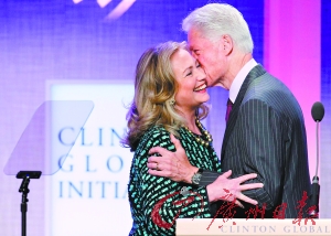 克林顿夫妇深情拥吻。（资料图片）